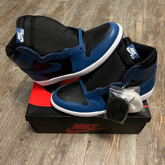 Air Jordan 1 Retro Mens size 11 (New) Og all